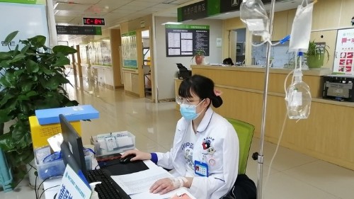 雅安仁康醫(yī)院一名醫(yī)護人員多年節(jié)日期間堅守崗位服務(wù)病患